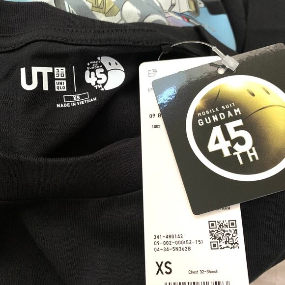 Uniqlo Mobile Suit GUNDAM 45th Anniversary UT Graphic T-Shirt in Black - Picture 11 of 14